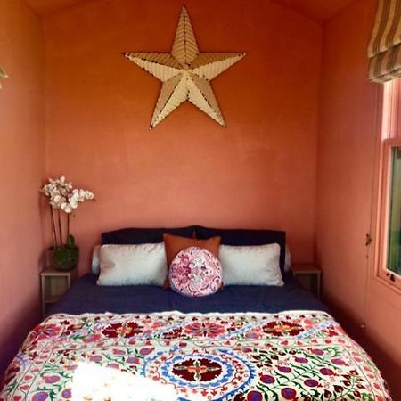 The Oaks Glamping - Magpie Half Shepherds Hut Hotel Colkirk ภายนอก รูปภาพ