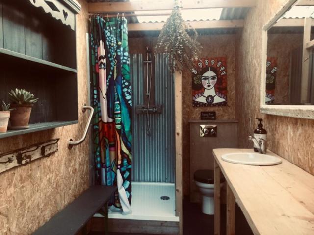 The Oaks Glamping - Magpie Half Shepherds Hut Hotel Colkirk ภายนอก รูปภาพ