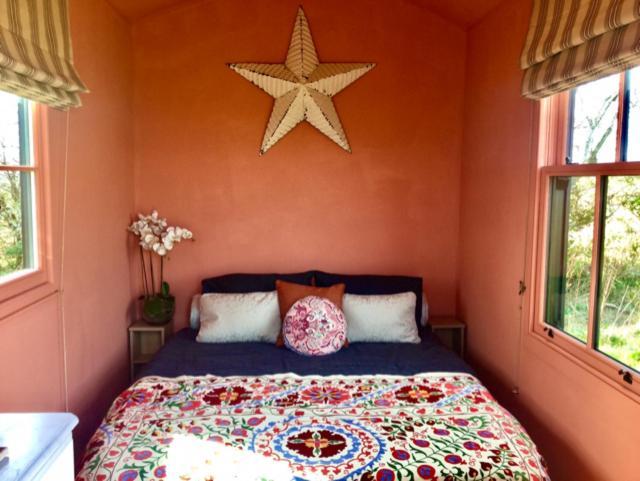 The Oaks Glamping - Magpie Half Shepherds Hut Hotel Colkirk ภายนอก รูปภาพ
