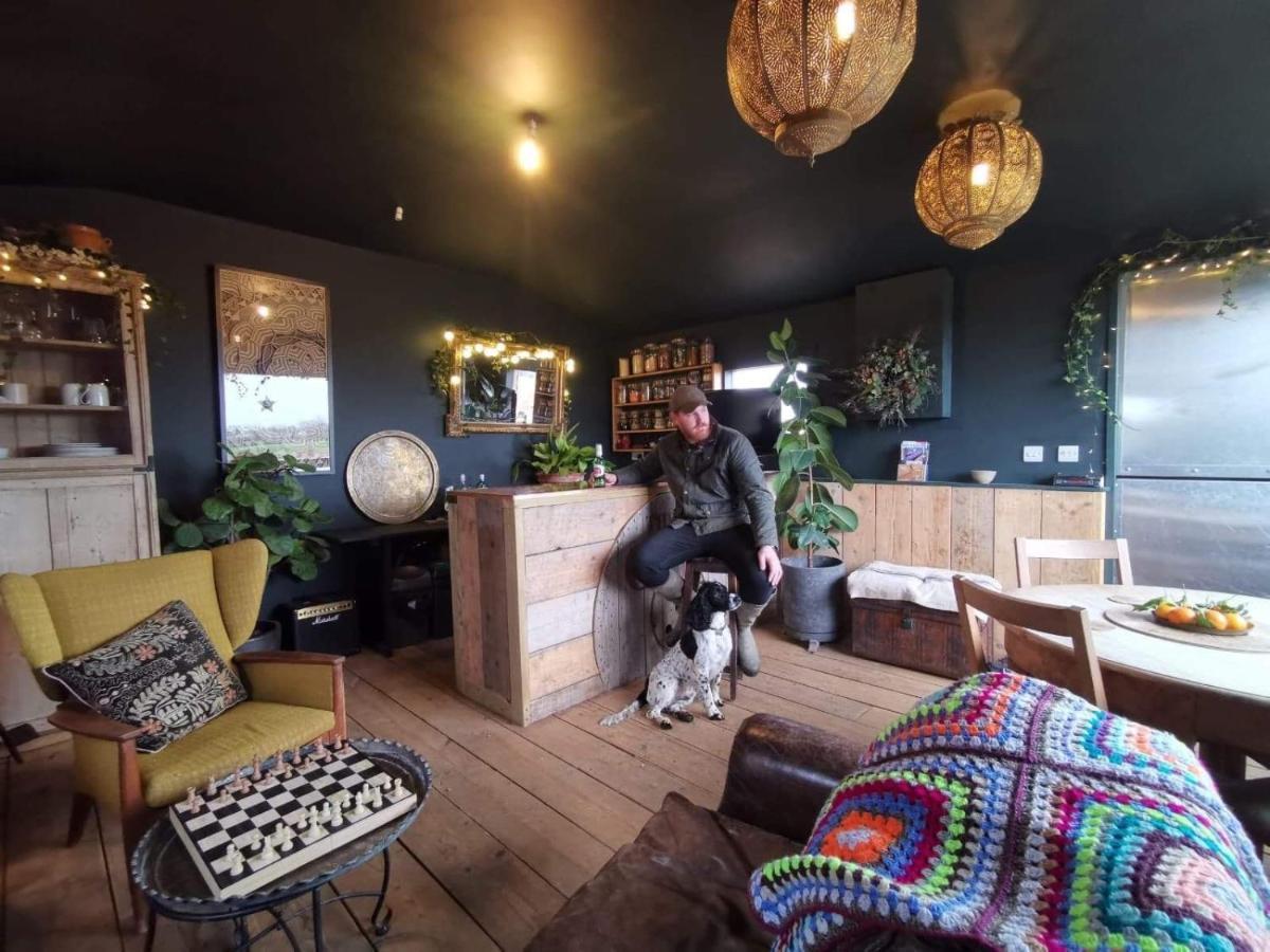 The Oaks Glamping - Magpie Half Shepherds Hut Hotel Colkirk ภายนอก รูปภาพ
